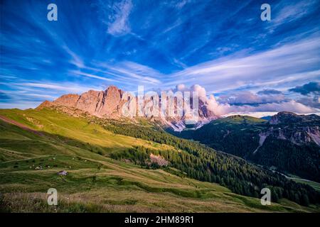 Sommets et faces rocheuses nord du groupe Pala, vue depuis le dessus du col de Valles au coucher du soleil. Banque D'Images