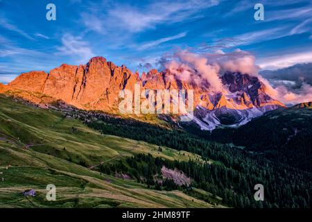 Sommets et faces rocheuses nord du groupe Pala, vue depuis le dessus du col de Valles au coucher du soleil. Banque D'Images