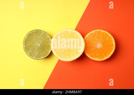 Demi-agrumes sur fond bicolore Banque D'Images
