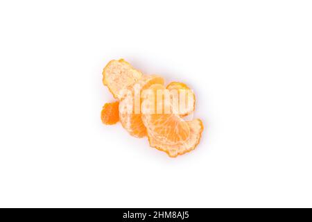 Morceaux de mandarine sur peau isolée sur fond blanc Banque D'Images