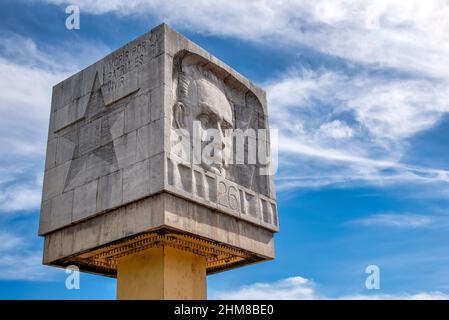 Sculpture cubiste en marbre blanc dans une fontaine honorant Jose Marti et Abel Santamaria, Santiago de Cuba, Cuba Banque D'Images