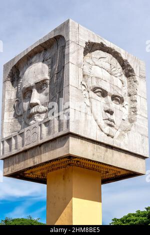 Sculpture cubiste en marbre blanc dans une fontaine honorant Jose Marti et Abel Santamaria, Santiago de Cuba, Cuba Banque D'Images