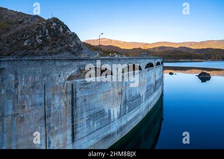 Vue sur le barrage du lac Salto, Petrella Salto, Latium, Italie, Europe Banque D'Images