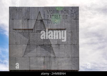 Sculpture cubiste en marbre blanc dans une fontaine honorant Jose Marti et Abel Santamaria, Santiago de Cuba, Cuba Banque D'Images