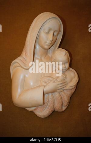 Foto di madonna dans marmo con bambino, incastrata dans una base di tela e legno. Fotografata un colori e con flash base Banque D'Images