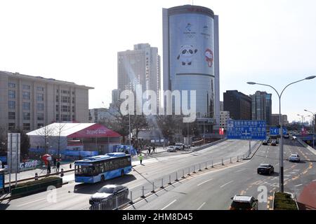 Pékin, Pékin, Chine. 8th févr. 2022. Le 6 février 2022, Bing dwen dwen a été accueilli par le stade de la capitale à Beijing. Le bâtiment Tengda au pont en pierre blanche semblait être un modèle de mascotte avec un quai à glace, de la neige et du Rong. (Image de crédit : © SIPA Asia via ZUMA Press Wire) Banque D'Images