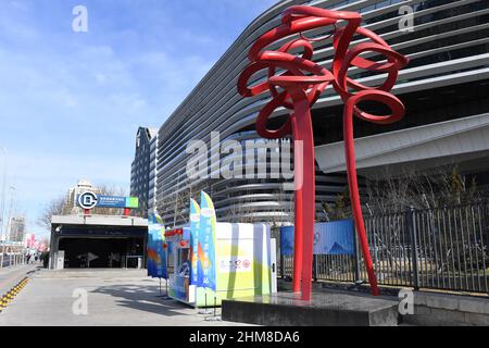 Pékin, Pékin, Chine. 8th févr. 2022. Le 6 février 2022, Bing dwen dwen a été accueilli par le stade de la capitale à Beijing. Le bâtiment Tengda au pont en pierre blanche semblait être un modèle de mascotte avec un quai à glace, de la neige et du Rong. (Image de crédit : © SIPA Asia via ZUMA Press Wire) Banque D'Images