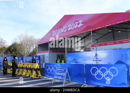 Pékin, Pékin, Chine. 8th févr. 2022. Le 6 février 2022, Bing dwen dwen a été accueilli par le stade de la capitale à Beijing. Le bâtiment Tengda au pont en pierre blanche semblait être un modèle de mascotte avec un quai à glace, de la neige et du Rong. (Image de crédit : © SIPA Asia via ZUMA Press Wire) Banque D'Images