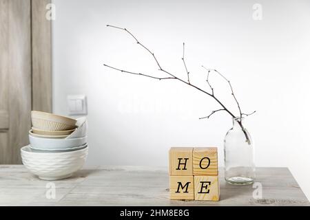 Une branche de tilleul non soufflée dans un vase en verre et quatre cubes en bois avec un espace pour le texte. Style scandinave. Copier le texte Banque D'Images