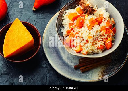 Riz à la citrouille parfumée et juteuse.Pilaf de légumes Banque D'Images