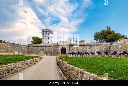 La Citadelle de Pula, vue sur une forteresse d'artillerie avec tour d'observation dans la ville de Pula sur l'Istrie, Croatie, Europe. Banque D'Images