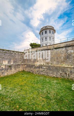 La Citadelle de Pula, vue sur une forteresse d'artillerie avec tour d'observation dans la ville de Pula sur l'Istrie, Croatie, Europe. Banque D'Images