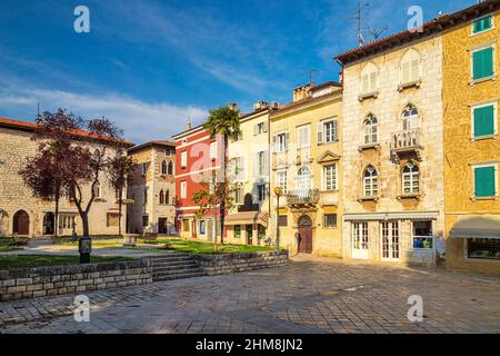 Place de la ville avec façade colorée d'une vieille maison à Porec, Croatie, Europe. Banque D'Images