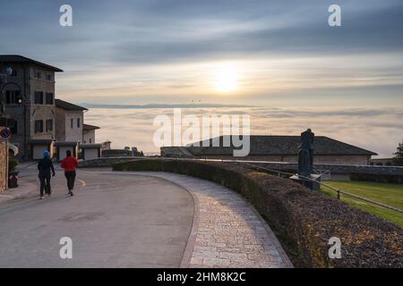 Via Cardinale Raffaele Merry del Val Street, coucher de soleil, Assise, Ombrie, Italie, Europe Banque D'Images