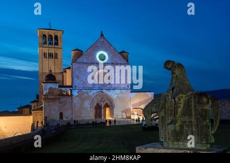 Via Cardinale Raffaele rue Merry del Val, illuminations de Noël, carte vidéo des fresques de Giotto dans la façade de la Basilique de San Francesc Banque D'Images