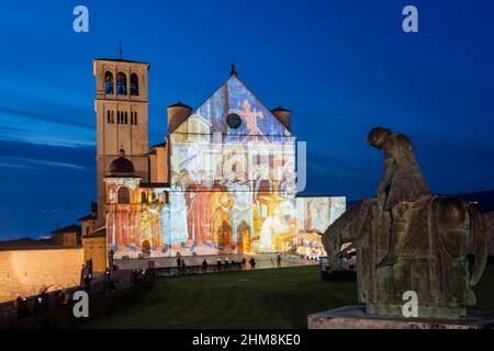 Via Cardinale Raffaele rue Merry del Val, illuminations de Noël, carte vidéo des fresques de Giotto dans la façade de la Basilique de San Francesc Banque D'Images