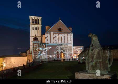 Via Cardinale Raffaele rue Merry del Val, illuminations de Noël, carte vidéo des fresques de Giotto dans la façade de la Basilique de San Francesc Banque D'Images