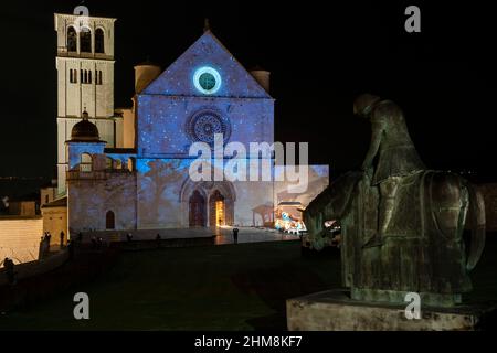 Via Cardinale Raffaele rue Merry del Val, illuminations de Noël, carte vidéo des fresques de Giotto dans la façade de la Basilique de San Francesc Banque D'Images