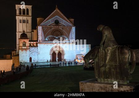 Via Cardinale Raffaele rue Merry del Val, illuminations de Noël, carte vidéo des fresques de Giotto dans la façade de la Basilique de San Francesc Banque D'Images