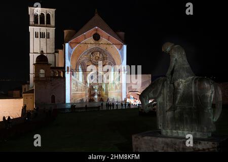 Via Cardinale Raffaele rue Merry del Val, illuminations de Noël, carte vidéo des fresques de Giotto dans la façade de la Basilique de San Francesc Banque D'Images