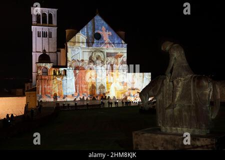 Via Cardinale Raffaele rue Merry del Val, illuminations de Noël, carte vidéo des fresques de Giotto dans la façade de la Basilique de San Francesc Banque D'Images