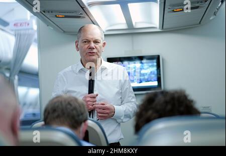 Washington, États-Unis. 08th févr. 2022. Le chancelier allemand OLAF Scholz (SPD) s'entretient avec des journalistes voyageant avec lui dans l'Airbus A340 de l'Armée de l'Air sur le chemin du retour de Washington à Berlin. Scholz avait déjà rencontré le président américain Biden aux États-Unis. Credit: Kay Nietfeld/dpa/Alay Live News Banque D'Images