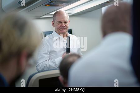 Washington, États-Unis. 08th févr. 2022. Le chancelier allemand OLAF Scholz (SPD) s'entretient avec des journalistes voyageant avec lui dans l'Airbus A340 de l'Armée de l'Air sur le chemin du retour de Washington à Berlin. Scholz avait déjà rencontré le président américain Biden aux États-Unis. Credit: Kay Nietfeld/dpa/Alay Live News Banque D'Images