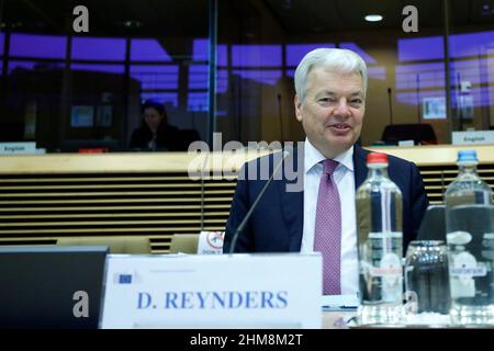 Bruxelles, région de Bruxelles-capitale, Belgique. 8th févr. 2022. Commissaire européen à la justice Didier REYNDERS lors d'une réunion du Collège des commissaires au siège de la Commission européenne à Bruxelles, Belgique, le 8 février 2022. (Credit image: © Valeria Mongelli/ZUMA Press Wire) Banque D'Images