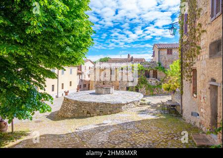 Rocca d'Orcia (Italie) - le petit village médiéval de la région toscane avec ancienne tour de château, dans la commune de Castiglione d'Orcia, Val d'Orcia Banque D'Images