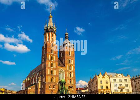 Basilique Sainte-Marie sur la place principale du marché de Cracovie, Pologne, Europe. Banque D'Images