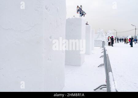 Moscou, Russie, 29.01.2022 gros cubes de neige pour l'œuvre d'un sculpteur sur la neige au festival de sculptures faites de neige et de glace dans le parc Gorky Banque D'Images