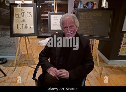 Pete Best, ancien batteur des Beatles, parle au musée des Beatles à Liverpool, devant les affiches utilisées pour annoncer le concert des Beatles à la Casbah à Liverpool. Date de la photo: Mardi 8 février 2022. Banque D'Images