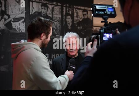 Pete Best, ancien batteur des Beatles, parle au musée des Beatles à Liverpool, devant les affiches utilisées pour annoncer le concert des Beatles à la Casbah à Liverpool. Date de la photo: Mardi 8 février 2022. Banque D'Images