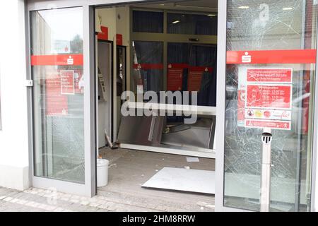 08 février 2022, Rhénanie-du-Nord-Westphalie, Moers : dans une succursale de la caisse d'épargne (district de Wesel), une machine à billets à grande capacité se trouve sur le sol. (À dpa 'Cash machine Own up in Moers - les auteurs de la course') photo: Alexander Forstreuter/dpa - ATTENTION: Seulement pour l'usage éditorial dans le cadre du rapport actuel et seulement avec la mention complète du crédit ci-dessus Banque D'Images