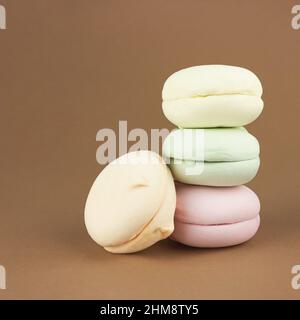 Les guimauves douces et colorées ressemblent à des macarons français. Concept de dessert sucré, macarons français colorés en rangées. Banque D'Images