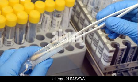 03 février 2022, Saxe-Anhalt, Dessau-Roßlau: Test PCR au Kinikum Dessau. Photo: Waltraud Grubitzsch/dpa-Zentralbild/dpa Banque D'Images