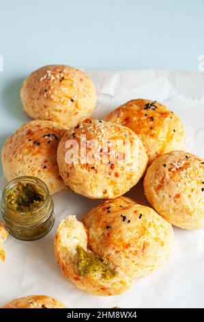 Petits pains faits maison au fromage avec graines de sésame. Banque D'Images