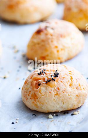 Petits pains faits maison au fromage avec graines de sésame. Banque D'Images