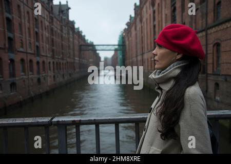 Une femme est debout sur un pont à Hambourg Speicherstadt. Banque D'Images