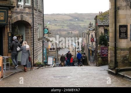 Haworth, Royaume-Uni: Main Street à Howarth, West Yorkshire attire des touristes du monde entier en raison de ses liens avec les Sœurs Bronte. Banque D'Images