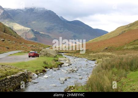 Vue au fond de Honister Pass à l'automne Cumbria Banque D'Images