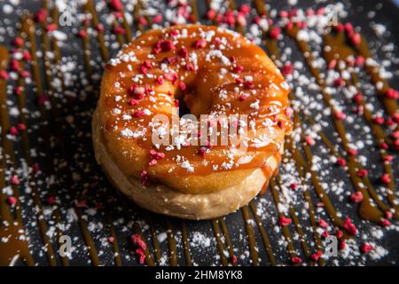 Beignets en poudre faits maison frais avec garniture à la crème sur une plaque en céramique. Vue de dessus Banque D'Images