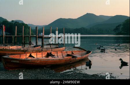 En été, en soirée, vue sur les bateaux au bord de l'eau de Derwent à Keswick Banque D'Images