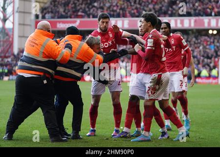 Photo du dossier datée du 06-02-2022 d'Un fan de Leicester City envahit le terrain alors que la forêt de Nottingham célèbre le troisième but de leur côté du match lors du quatrième tour de la coupe Emirates FA au City Ground, Nottingham. Le responsable de la police britannique du football déclare que le gouvernement doit abandonner l'idée « ridicule » de piloter la vente d'alcool en vue du terrain dans un contexte de désordre. Date de publication : le mardi 8 février 2022. Banque D'Images