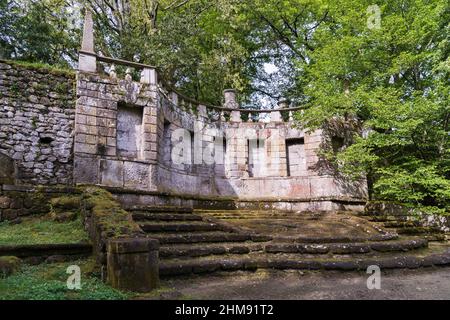 Théâtre avec des obélisks, le Sacro Bosco, bosquet sacré appelé familièrement Parc des Monstres, XVI siècle, Parco dei Mostri en italien, Bomarzo, Lazi Banque D'Images