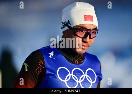 Pékin, Chine. 8th févr. 2022. Photo prise le 8 février 2022 montre Cirenzhandui de Chine après le match de qulification sans sprint des hommes des Jeux olympiques d'hiver de Beijing 2022 au Centre national de ski de fond de Zhangjiakou à Zhangjiakou, dans la province de Hebei, dans le nord de la Chine. Credit: Zhang Hongxiang/Xinhua/Alamy Live News Banque D'Images