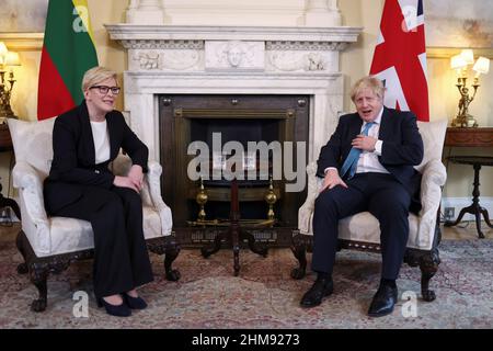 Le Premier ministre Boris Johnston s'entretient avec le Premier ministre de Lituanie, Ingrida Simonyte, avant une réunion bilatérale au 10 Downing Street, Londres. Date de la photo: Mardi 8 février 2022. Banque D'Images