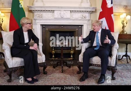 Le Premier ministre Boris Johnston s'entretient avec le Premier ministre de Lituanie, Ingrida Simonyte, avant une réunion bilatérale au 10 Downing Street, Londres. Date de la photo: Mardi 8 février 2022. Banque D'Images