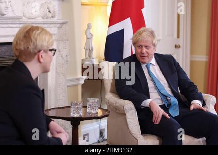 Le Premier ministre Boris Johnston s'entretient avec le Premier ministre de Lituanie, Ingrida Simonyte, avant une réunion bilatérale au 10 Downing Street, Londres. Date de la photo: Mardi 8 février 2022. Banque D'Images