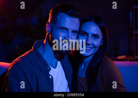 Portrait de charmante femme passionnée gars conjoints assis dans le soir appartement tard profiter de temps libre de détente Banque D'Images